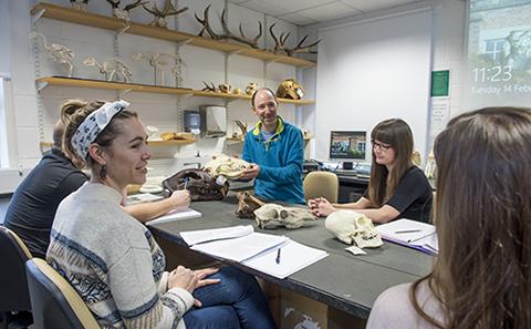 archaeology-students-in-class